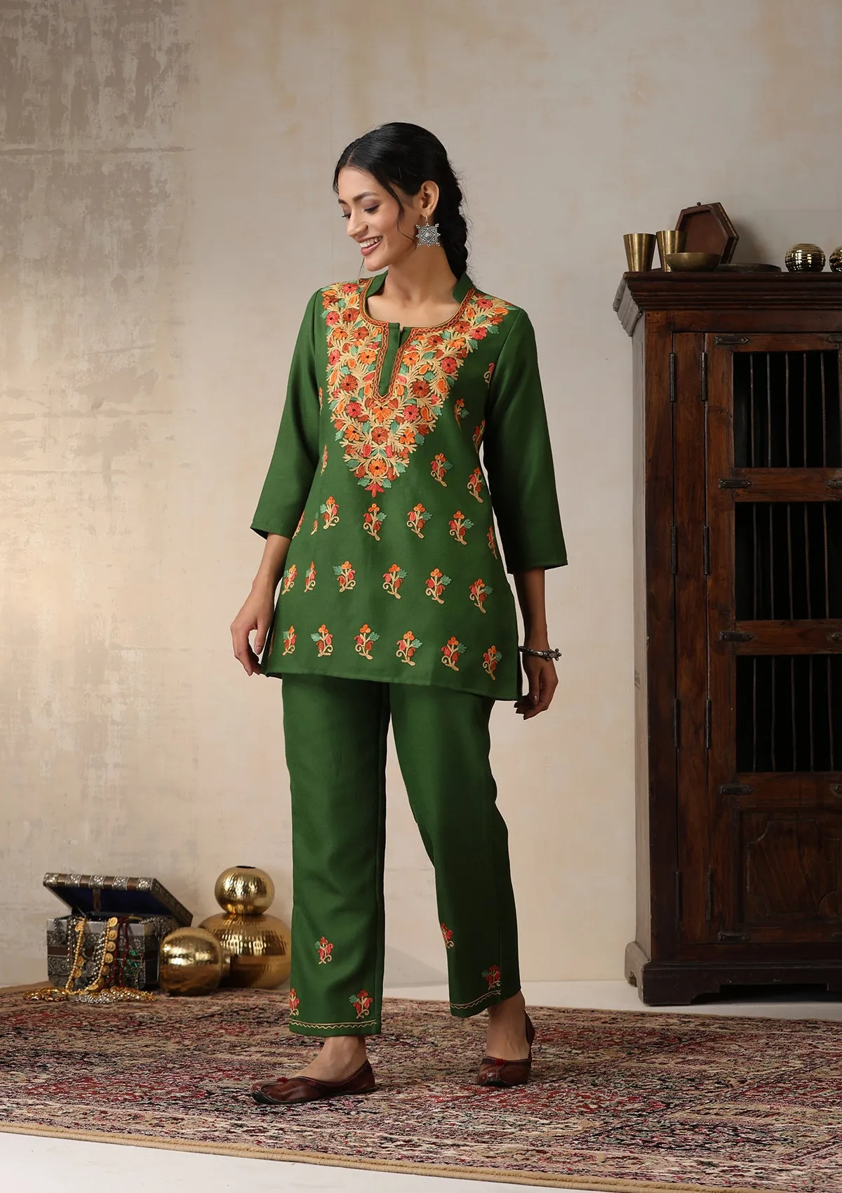 HOC Crafts Woollen Aari Embroidered Solid Women's 2 PC Short Kurta Set - Green