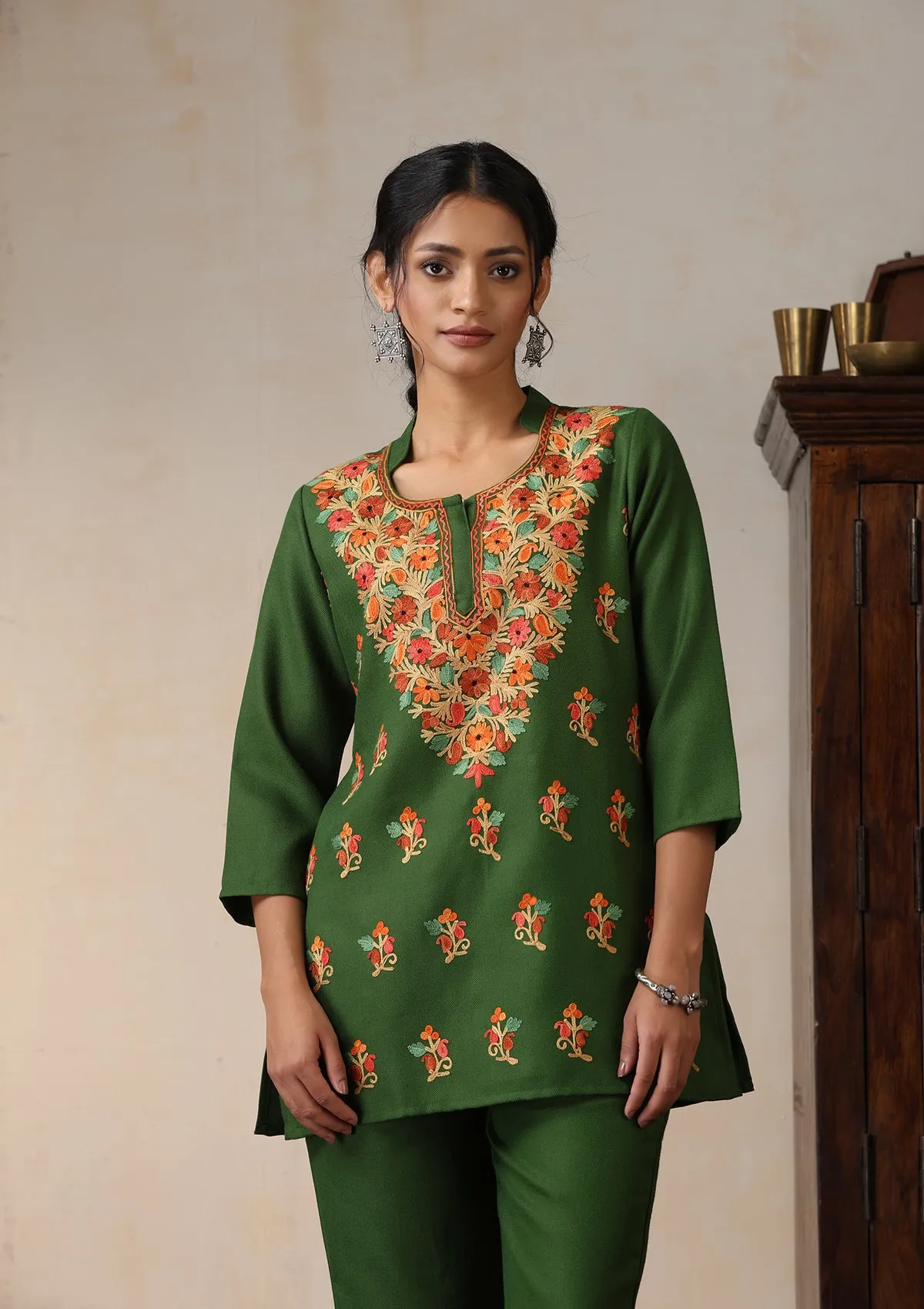 HOC Crafts Woollen Aari Embroidered Solid Women's 2 PC Short Kurta Set - Green